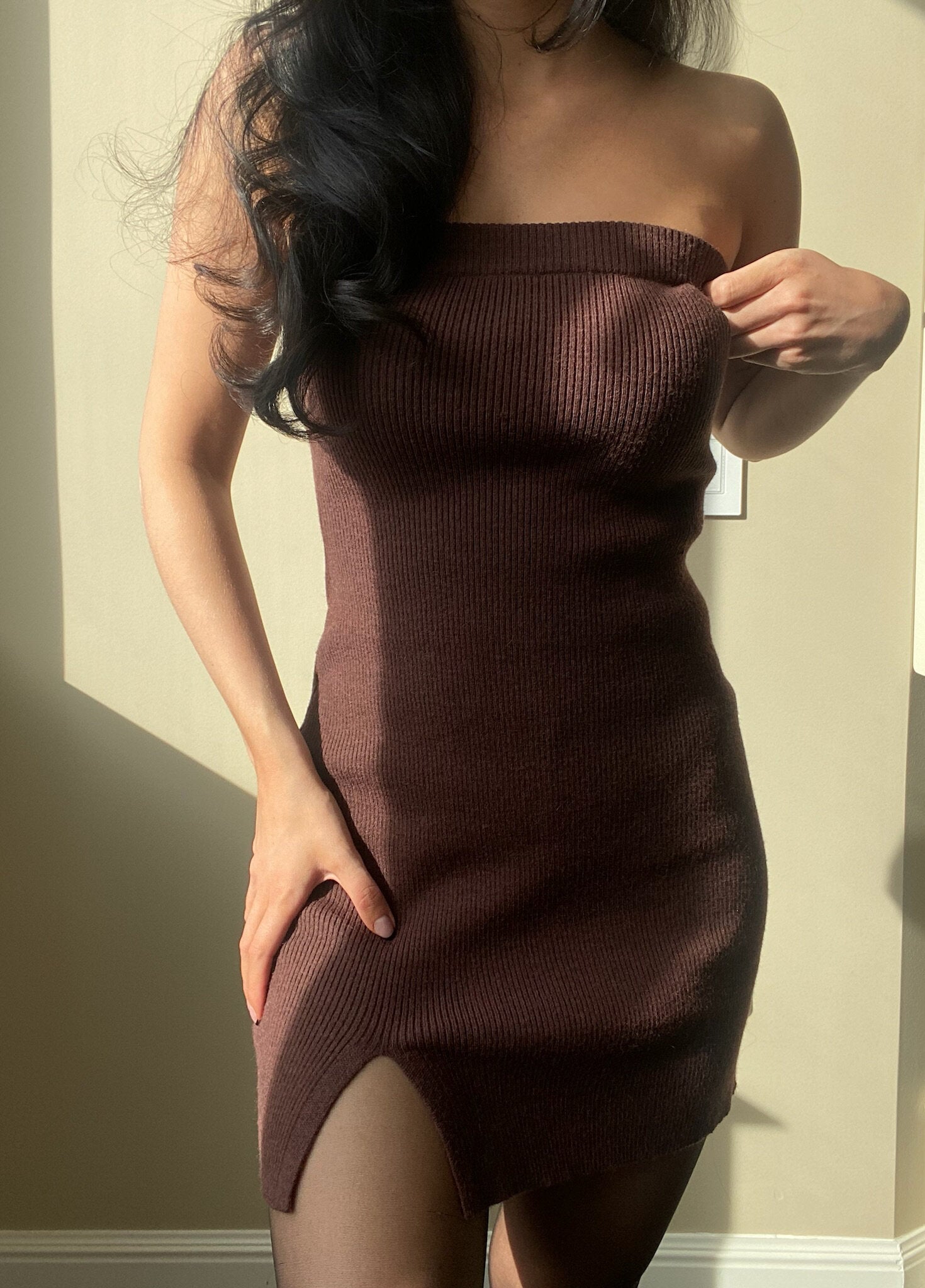 Knit, ribbed mini dress with side slit in brown