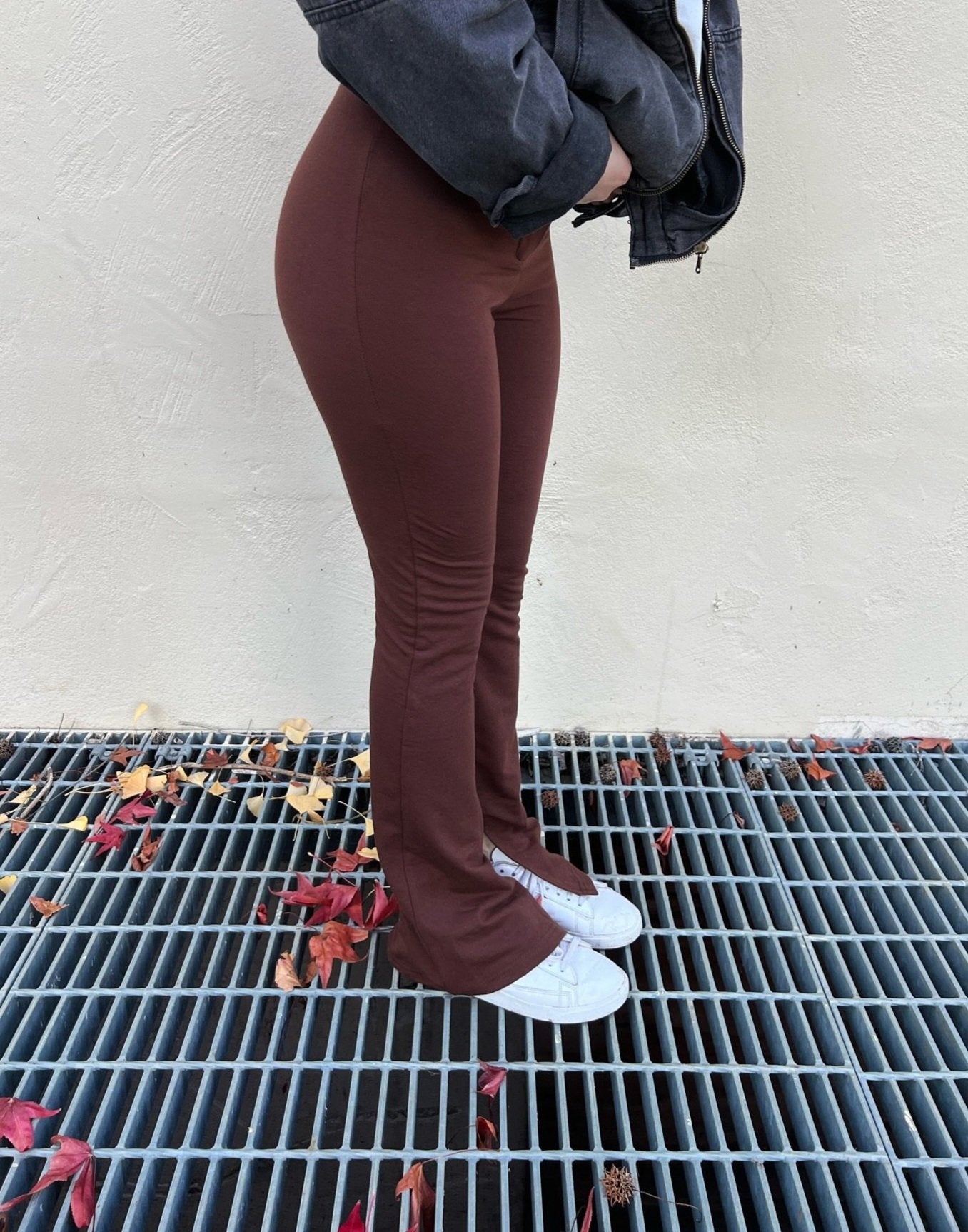 High waisted stretchy flared pants in brown