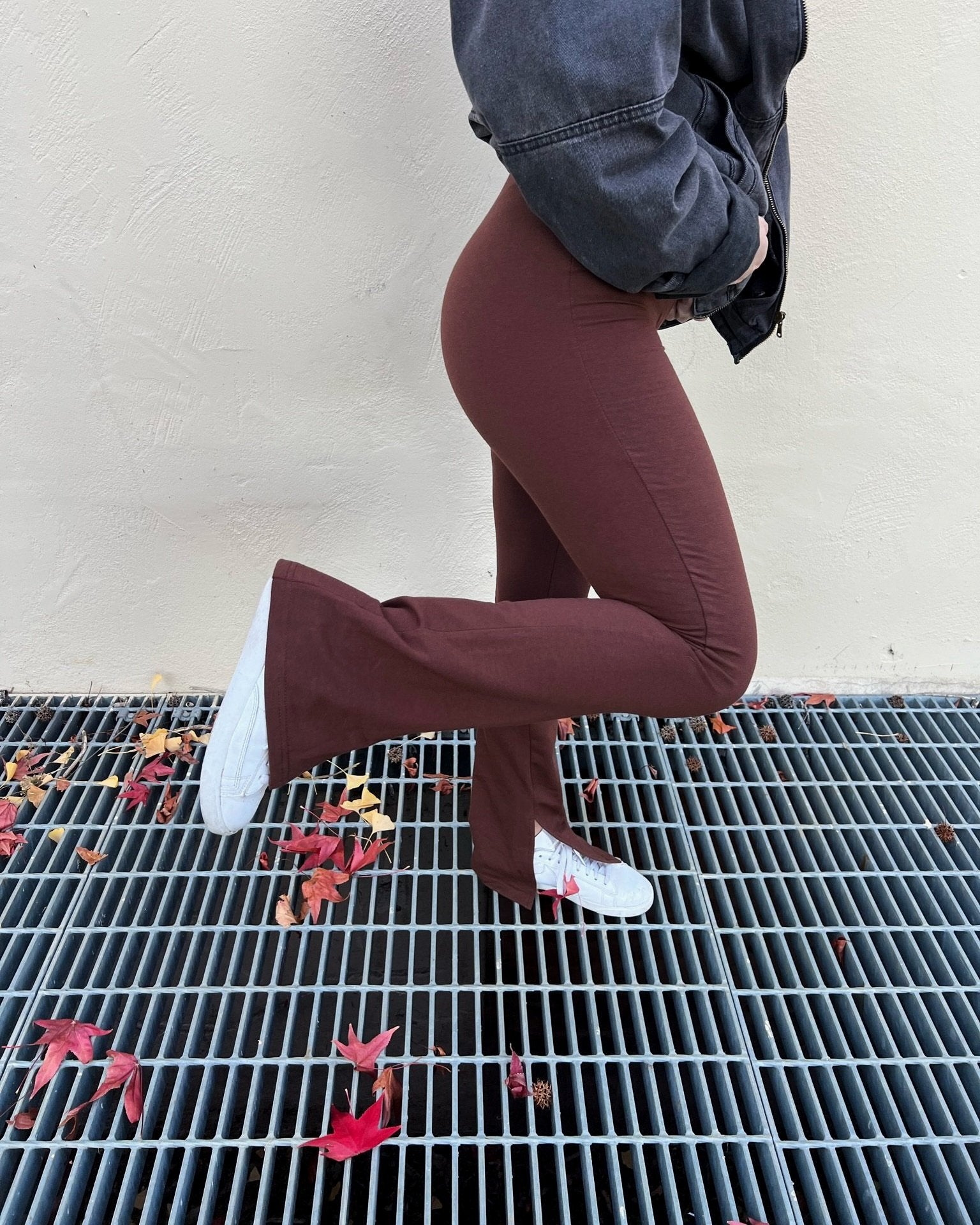 High waisted stretchy flared pants in brown